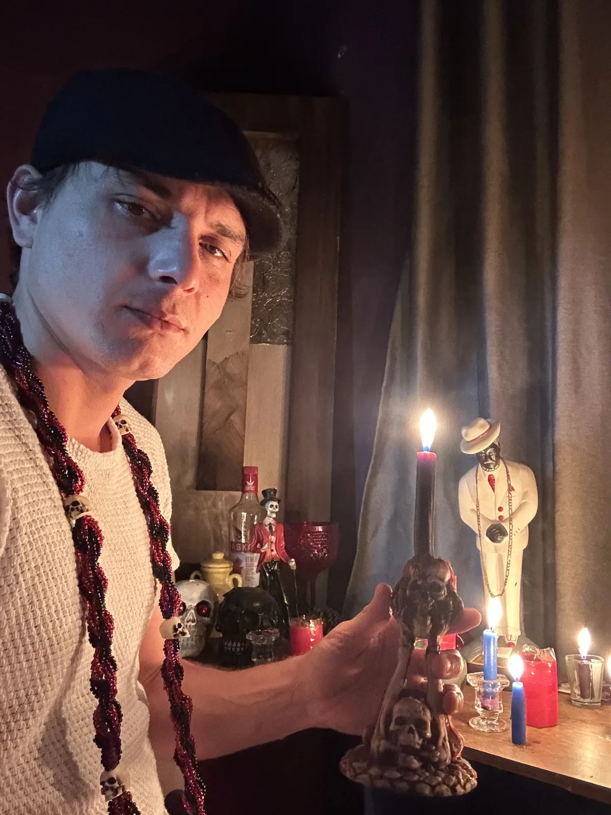 Bruxo Yago em seu altar de atendimento, à luz de velas