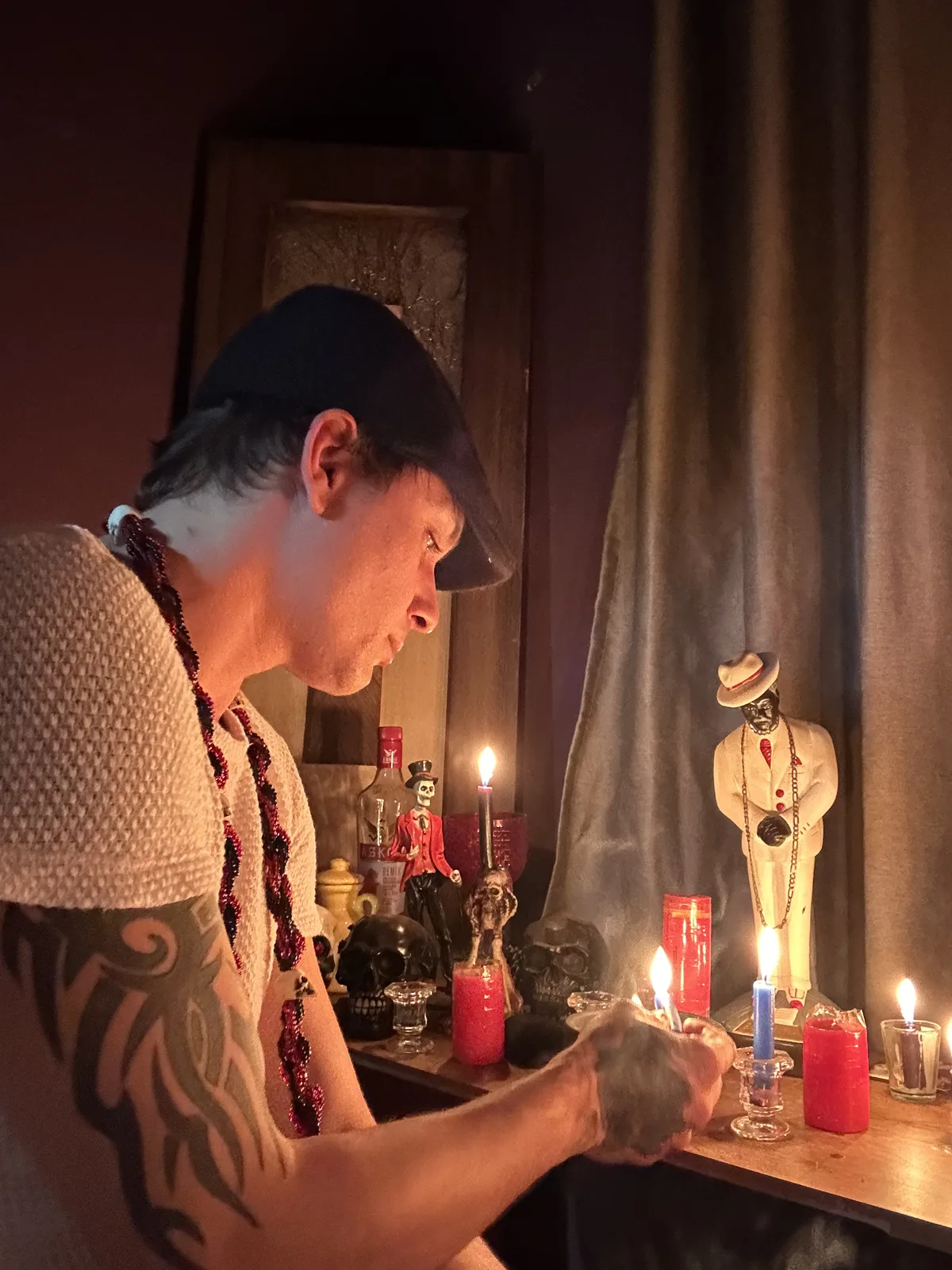 Bruxo Yago conduzindo um ritual à luz de velas